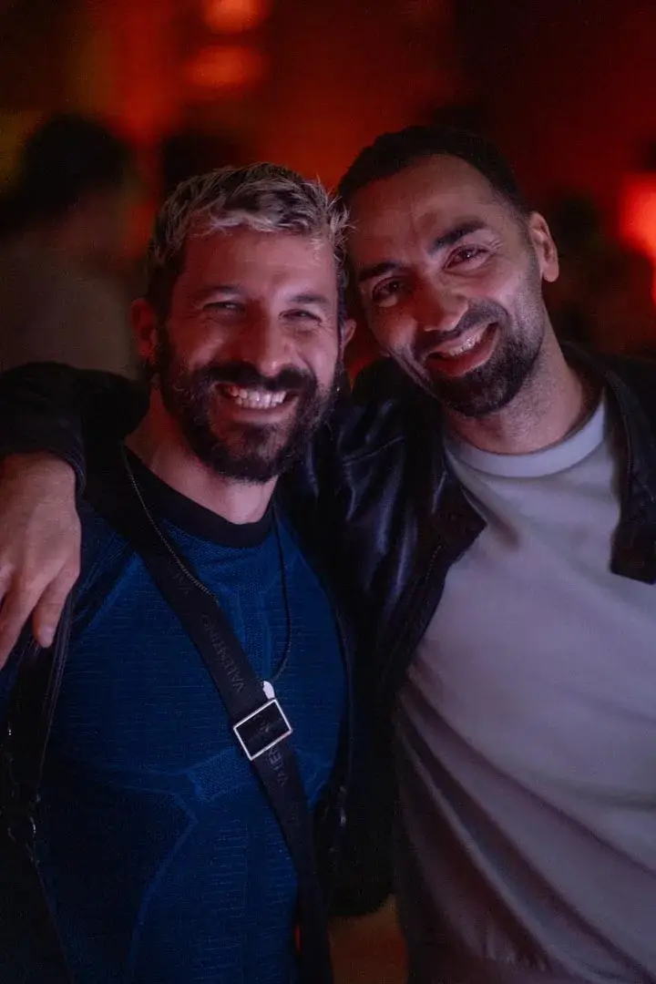 Dos invitados compartiendo la noche