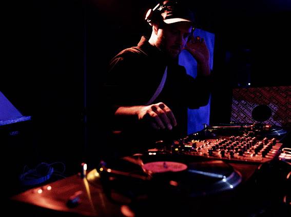 Vinylplatten am DJ-Setup