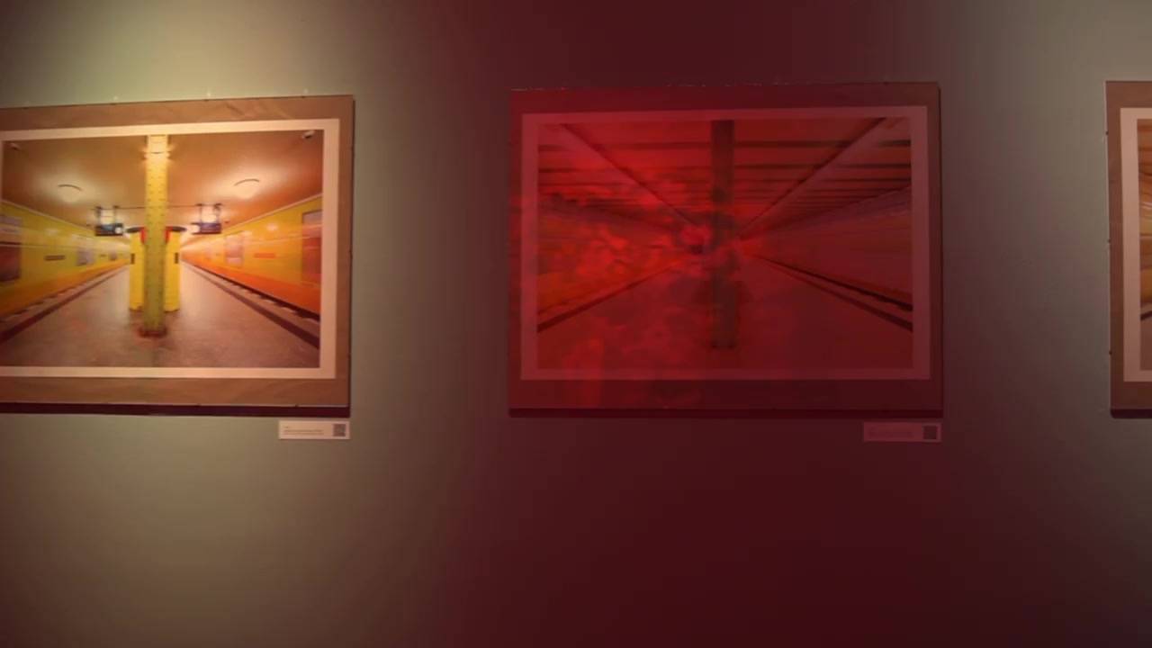 Gerahmte Werke an der Galeriewand von FREIRAUM Berlin in warmem Licht