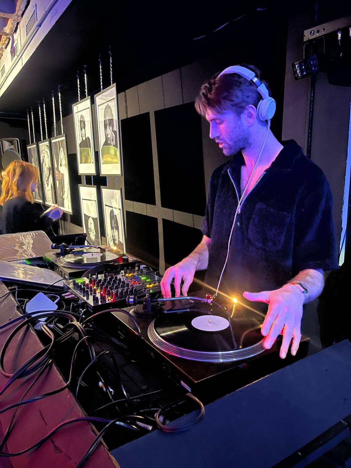 Hände am Plattenspieler während eines Vinyl-Sets