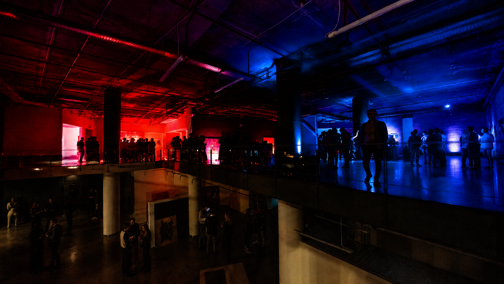 Weite Innenraumansicht der Venue mit offenen Ebenen und Sichtachsen