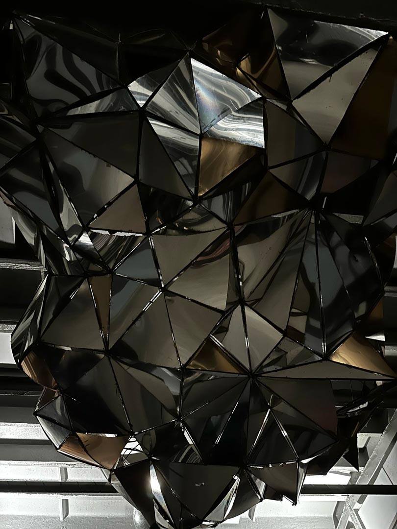 Spiegelnde Kunstinstallation reflektiert den Raum