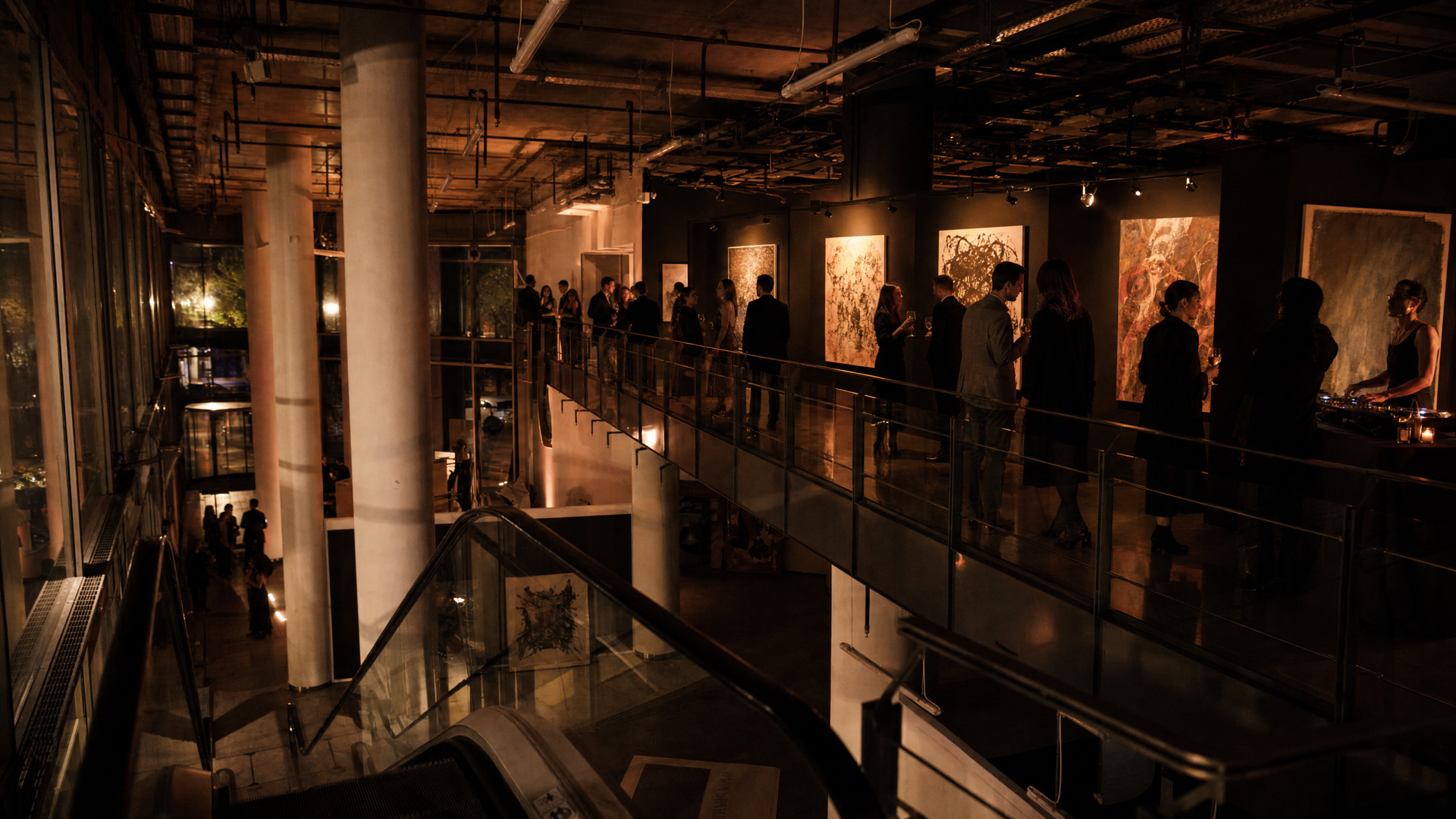 Konzeptvisualisierung: die Venue als intime Kunstnacht — Werke, DJ-Ecke, warmes Licht